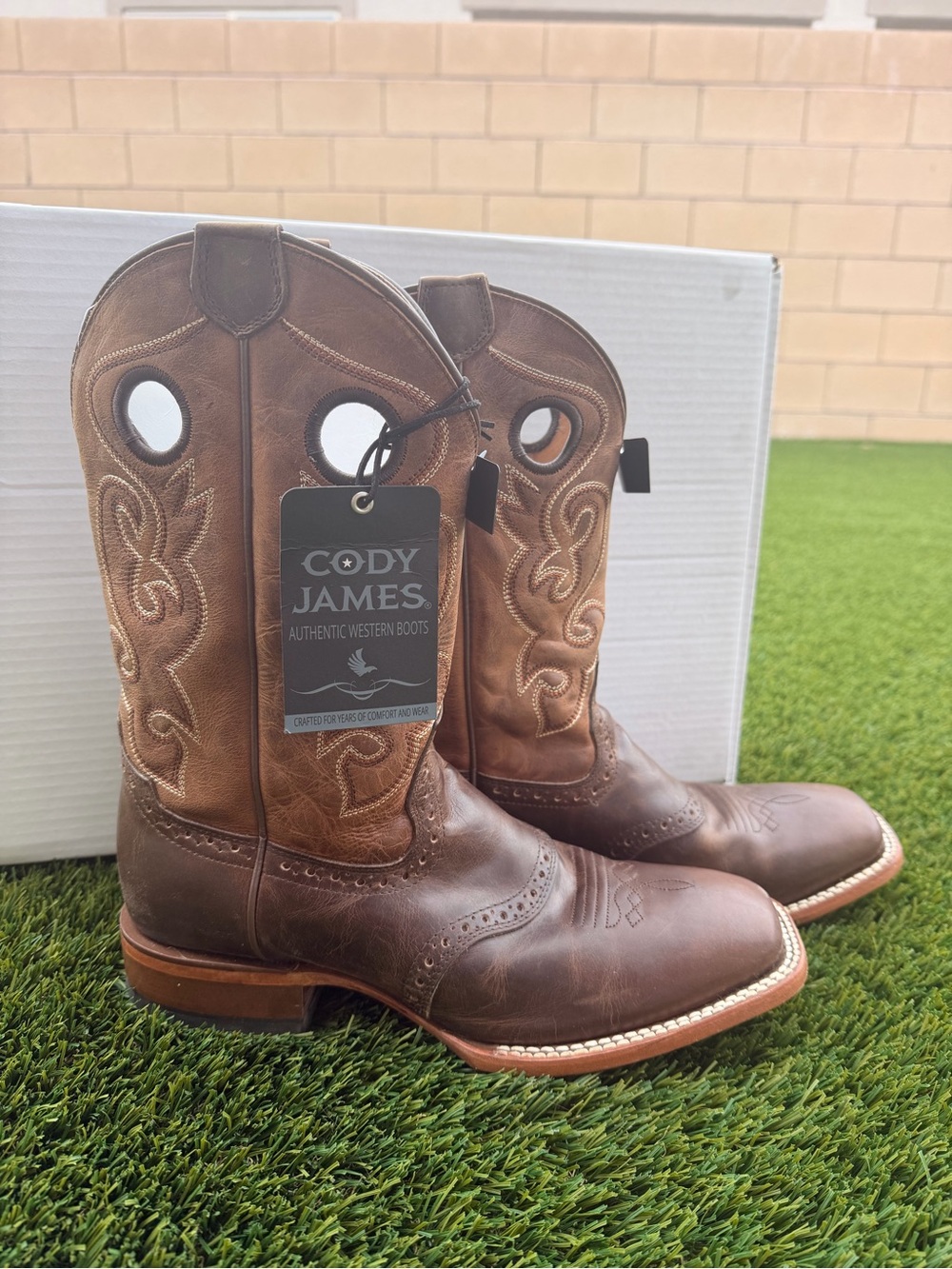 Cody James Brown Two-Tone Western Pull-On Boots - Picture 2 of 6